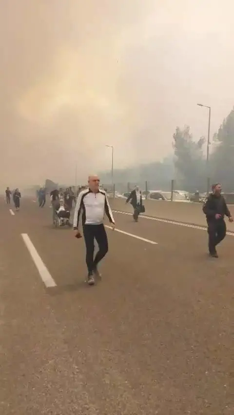 Incendi a Gerusalemme: l'evacuazione della Route 1 verso Tel Aviv