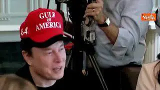 Elon Musk cambia cappello, ora c'è scritto "Golfo d'America"