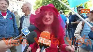 Primo Maggio a Milano, le voci dei lavoratori in corteo: Soldi per le armi sì, per i contratti no
