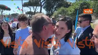 Primo Maggio, Elly Schlein alla manifestazione dei sindacati a Roma, le strette di mano fra la gente