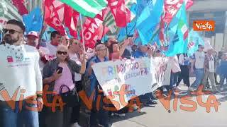 "Shh, sto lavorando", un uomo dorme su tetto macchina a Milano durante corteo del Primo Maggio
