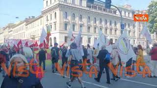 Primo Maggio, corteo a Milano di Cgil, Cisl e Uil per la festa dei lavoratori