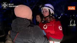 Guerra Ucraina, attacco con droni russi su Odessa, due morti. I soccorsi tra le macerie