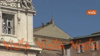 Conclave, montato il comignolo della Cappella Sistina per le votazioni