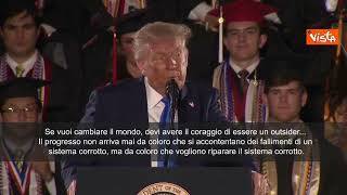 Trump a universitari Alabama: Se vuoi cambiare mondo, devi avere coraggio di essere un outsider
