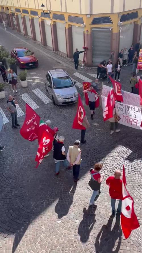 Le grida contro i rappresentanti di FdI affacciati al balcone