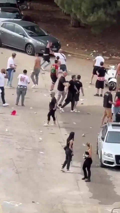 La violenza sul papà di un bambino allo stadio del Bari: il video choc