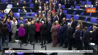 Merz eletto Cancelliere, gli abbracci dai parlamentari alleati in fila per congratularsi con lui