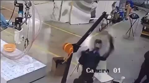 Ecco il robot umanoide che impazzisce