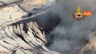 Incendio in 4 magazzini nella periferia di Napoli, Vigili del fuoco al lavoro con ruspe