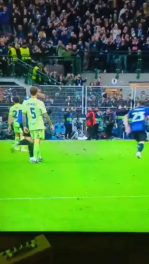 Inigo Martinez sputa contro Acerbi