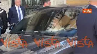 Meloni lascia il Senato dopo il premier time e sale in macchina