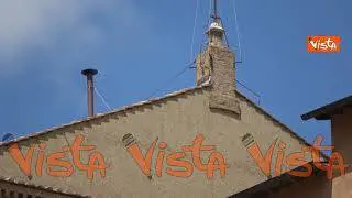 Conclave 2025, una fumata apparentemente bianca segue la nera, ma è un falso allarme