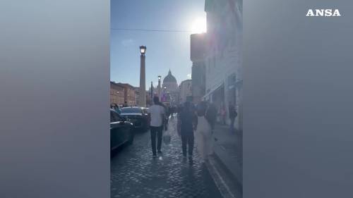 Il video dei fedeli che corrono verso piazza San Pietro