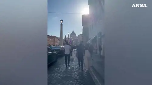 Il video dei fedeli che corrono verso piazza San Pietro