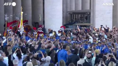 Le guardie svizzere e banda vaticana entrano a San Pietro