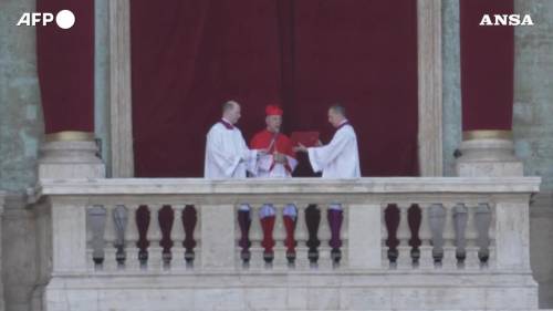 Papa Robert Francis Prevost si affaccia dalla Loggia di San Pietro