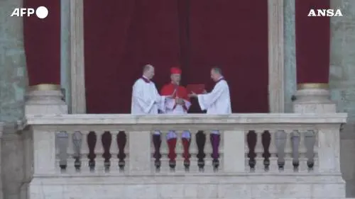 Papa Robert Francis Prevost si affaccia dalla Loggia di San Pietro