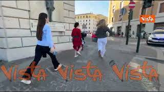Fumata bianca, gente in strada corre verso San Pietro per l'elezione del nuovo Papa