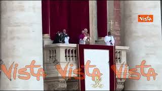 Leone XIV si presenta in Piazza San Pietro dopo elezione, gli applausi della folla per il nuovo Papa