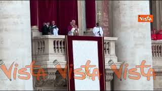 Papa Leone XIV come Wojtyla e Ratzinger, indossa mozzetta rossa, croce d'oro e la stola pontificia