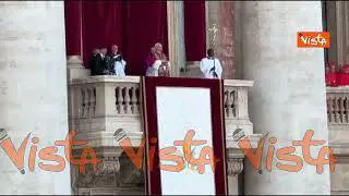 Papa Leone XIV come Wojtyla e Ratzinger, indossa mozzetta rossa, croce d'oro e la stola pontificia