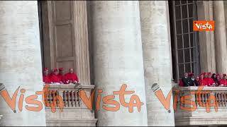 Elezione Papa, i Cardinali sui balconi della Basilica di San Pietro attendono il nuovo Pontefice