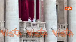 “Habemus Papam”, l'annuncio del Cardinal Mamberti da balcone San Pietro: È Robert Francis Prevost