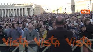 L'"Habemus Papam" in Piazza San Pietro, la folla grida: "Leone, Leone" dopo l'annuncio