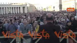 L'"Habemus Papam" in Piazza San Pietro, la folla grida: "Leone, Leone" dopo l'annuncio