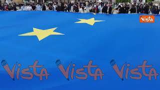 Giornata dell'Europa, flashmob in Piazza Duomo a Milano con una mega bandiera europea