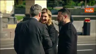 Merz, Starmer, Macron e Tusk rendono omaggio a Muro della Memoria Kiev con Zelensky