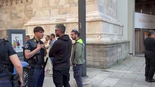 La folla davanti al Duomo dopo il suicidio di De Maria