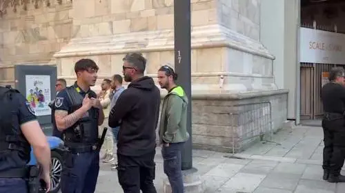 La folla davanti al Duomo dopo il suicidio di De Maria