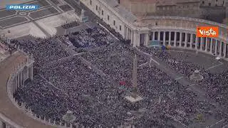Piazza San Pietro gremita per il primo Angelus Papa, la vista dall'elicottero della Polizia di Stato