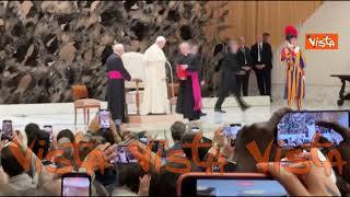 Il lungo applauso per Papa Leone XIV al suo arrivo all'incontro con la stampa internazionale