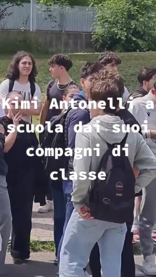 Kimi Antonelli torna a scuola con la supercar da oltre 200mila euro: il video