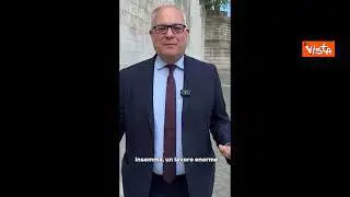 Gualtieri pulisce le banchine del Tevere con una sabbiatrice per una riqualificazione