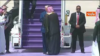 Trump atterra a Riad per la sua missione diplomatica in medio oriente, le immagini