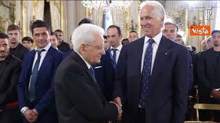 Mattarella incontra Milan e Bologna in Quirinale, la stretta di mano con Ibrahimovic