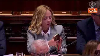 Magi irrompe alla Camera travestito da fantasma durante premier time Meloni, espulso dall'Aula