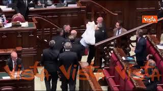 Magi in Aula vestito da fantasma protesta contro invito ad astensione al referendum, espulso di peso