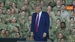 Trump alla base militare Usa del Qatar balla sulle note di Ymca