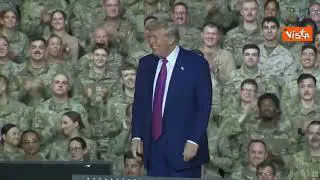 Trump alla base militare Usa del Qatar balla sulle note di Ymca