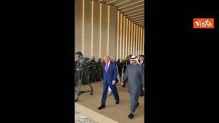 Trump accolto dalla “danza dei capelli” ad Abu Dhabi, negli Emirati Arabi