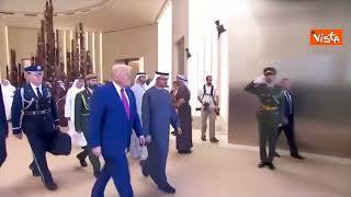 Trump accolto da suono dei tamburi e "danza dei capelli" al suo arrivo ad Abu Dhabi