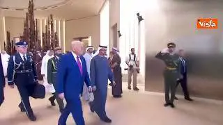 Trump accolto da suono dei tamburi e "danza dei capelli" al suo arrivo ad Abu Dhabi