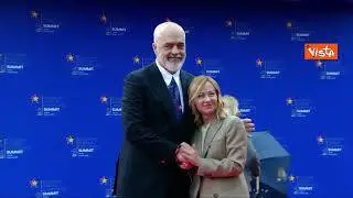 Rama si inginocchia davanti a Meloni per accoglierla al vertice comunità politica europea a Tirana