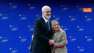 Meloni accolta a Tirana da Edi Rama che si inginocchia a mani giunte davanti a lei
