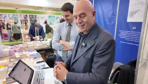 "Sarei maschio, ma...". Lo show di Marco Rizzo al Salone del libro